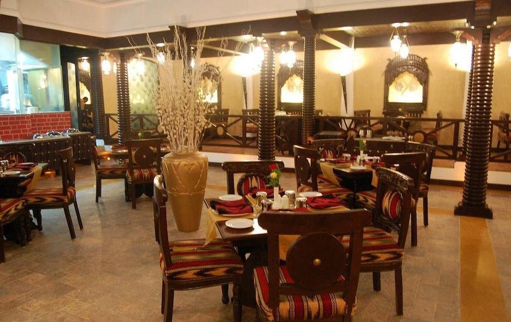 Noor-Us-Sabah Palace Бопал Екстериор снимка
